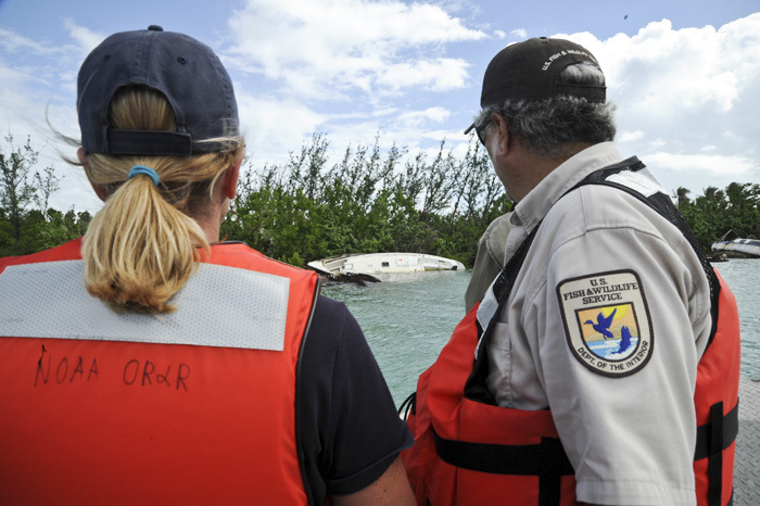  El Equipo de Respuesta del Huracán Maria evalúa los barcos en dificultades, y efectos ambientales en Isleta Marina, Puerto Rico