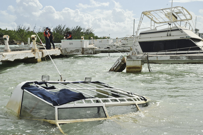 El Equipo de Respuesta del Huracán Maria evalúa los barcos en dificultades, y efectos ambientales en Isleta Marina, Puerto Rico