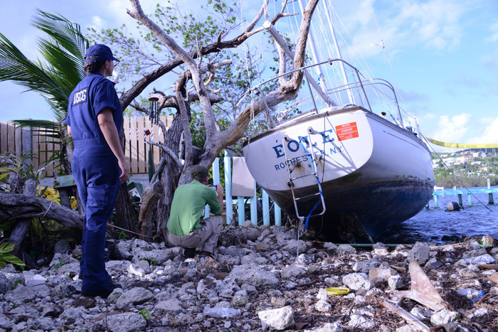 Equipo de Respuesta para el Huracán Maria lleva a cabo labor de concienciación a dueños de embarcaciones en Culebra, Puerto Rico.