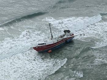Coast Guard hoists four fishermen who ran aground in Browns Inlet, North Carolina