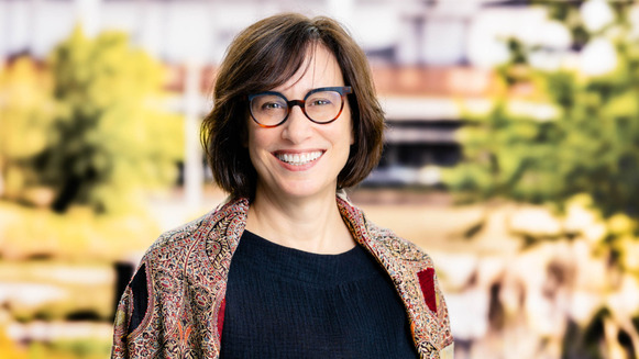 Lois Curfman McInnes standing in front of a blurred outdoors background