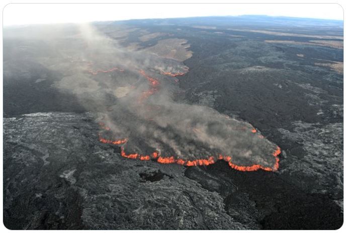 Lava flowing out of the Mauna Loa volcano