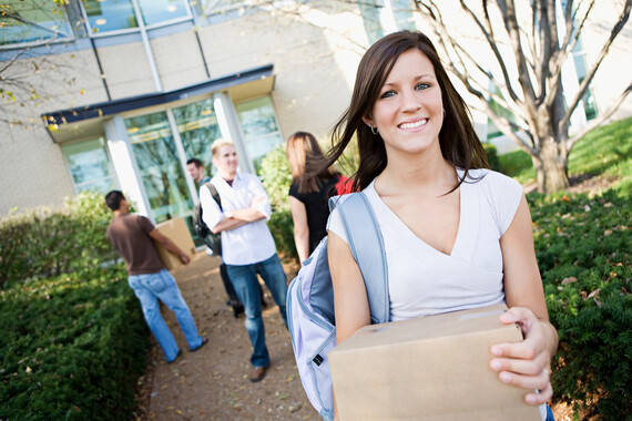 Students move into dorm