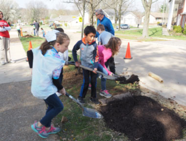 Highcroft Ridge students plant trees.