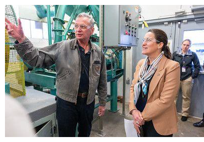 Assistant Secretary of Energy Audrey Robertson visiting NETL