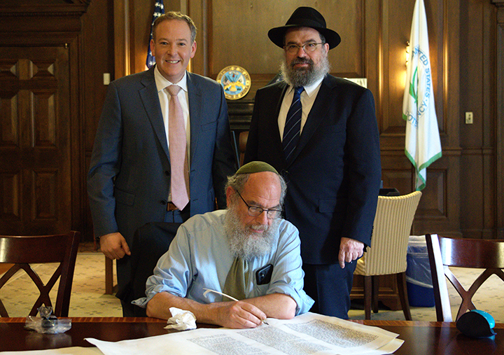 Administrator Zeldin welcomes Rabbi Levi Shemtov.