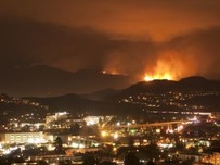 Active fire near buildings in Los Angeles 