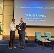 Gabriel Rangel receives the Sustainable Acquisition Excellence Award