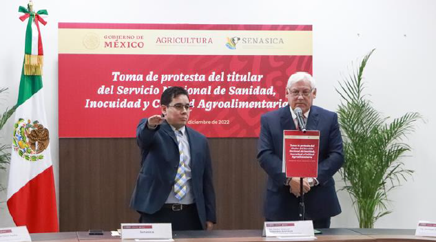 SENASICA swears in Calderon