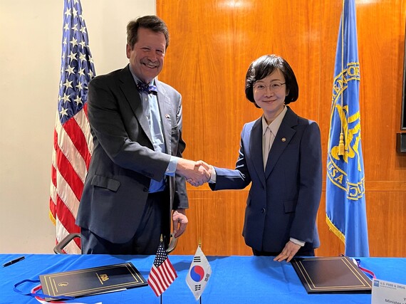 Calif and Oh shaking hands