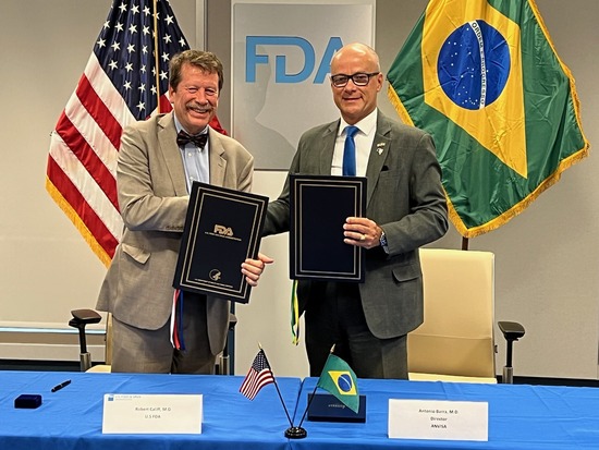 FDA and ANVISA shake hands over signing of a confidentiality commitment