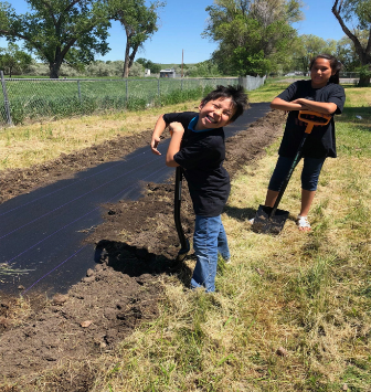 Students from Hardin School District (Crow Tribe) in Montana prepare the garden.