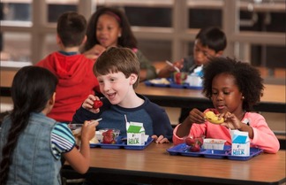 Children eating school breakfast