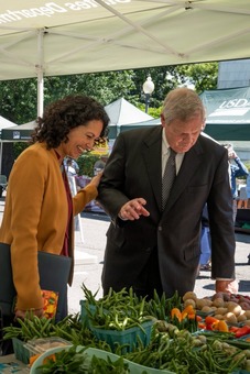 SEC Vilsack shops at the farmers market