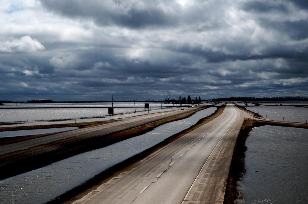 Photo of flooded plain in North Dakota Eliud Echevarria - Apr 19, 2009
