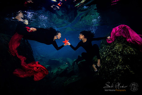 zakiya and her daughter doing an underwater photoshoot