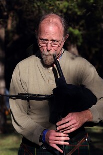 Richard Apple playing bagpipes