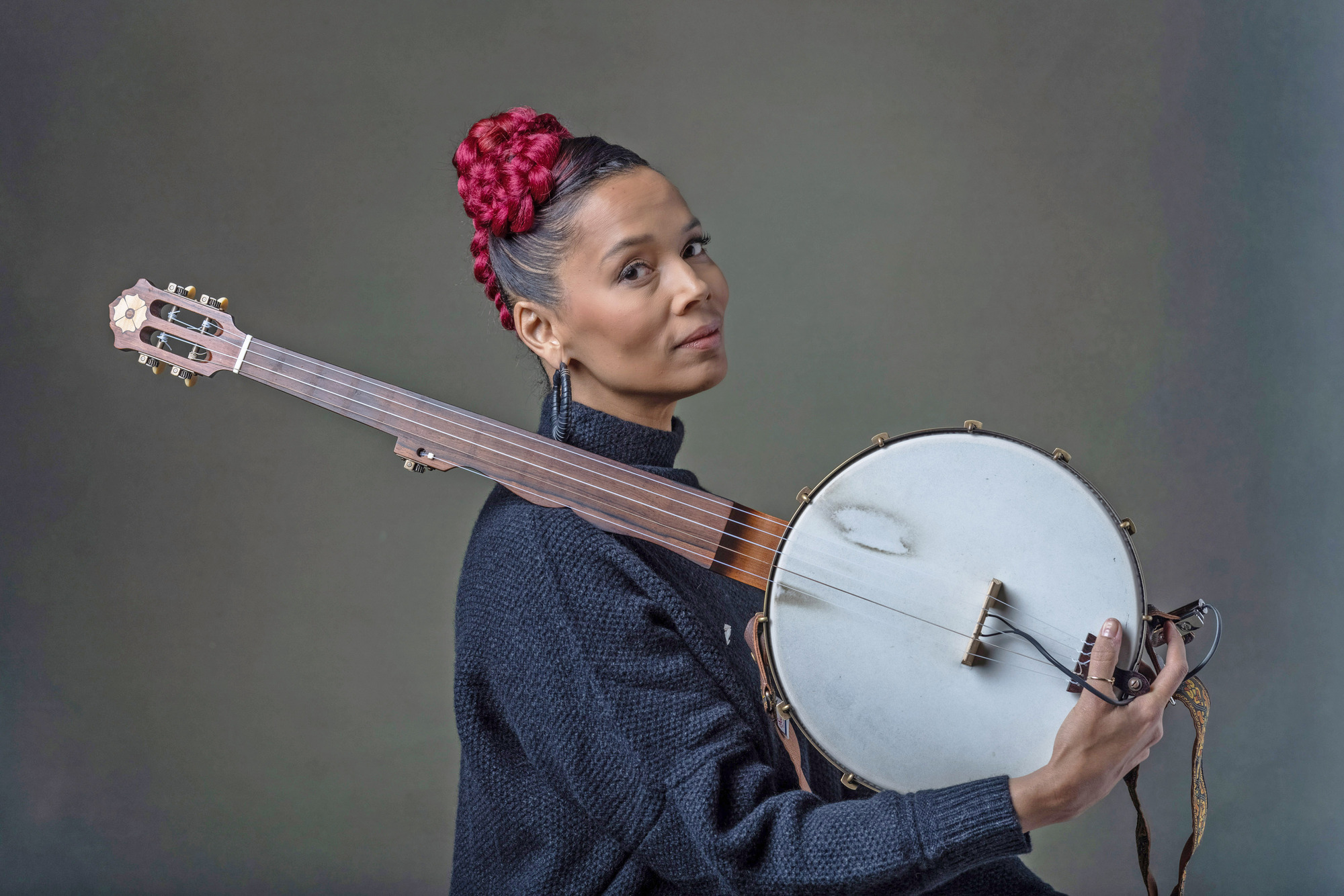 Rhiannon Giddens holding a banjo