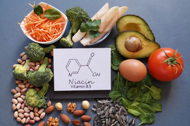 Foods rich in vitamin B3, or niacin, surround a drawing of a niacin molecule.