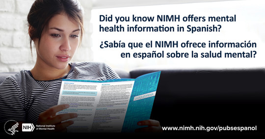 Woman holding and reading a NIMH brochure on Schizophrenia in Spanish.