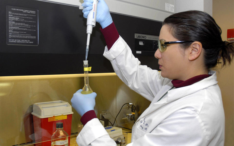 VACSP photo of women doing research in a lab.