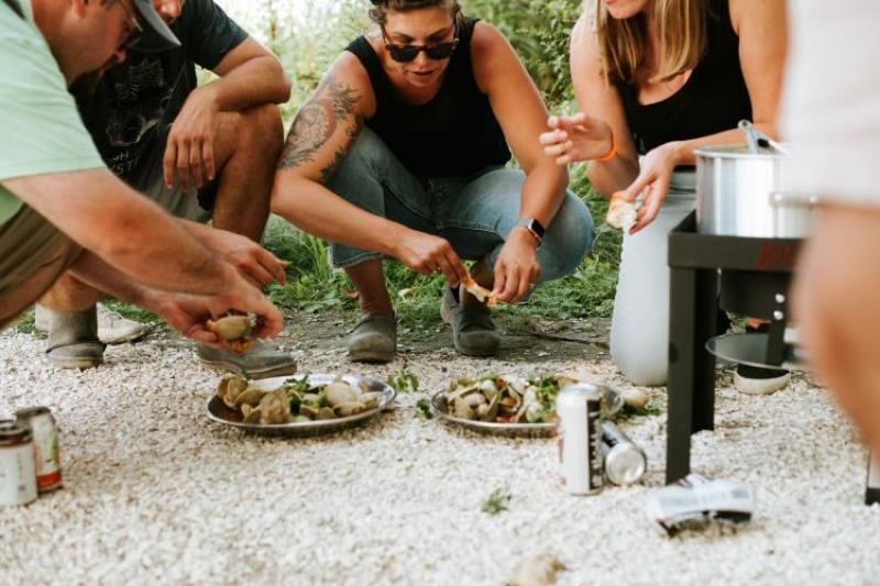 8256x5504-Island-Creek-Oysters-staff-clams-driveway
