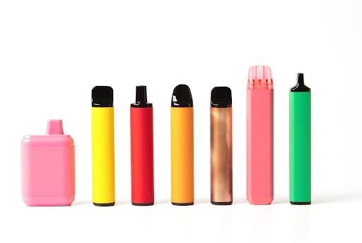 7 variations of e-cigarettes in a line.