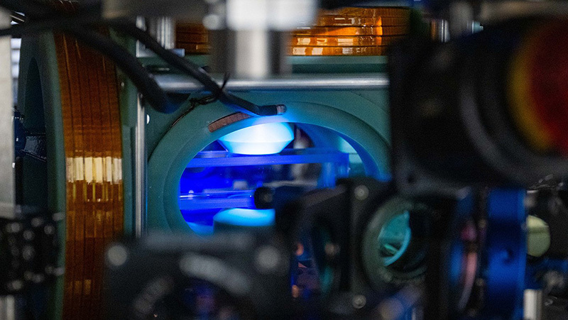 A chamber holding the 6,100 laser-trapped atoms in an ultra-high vacuum