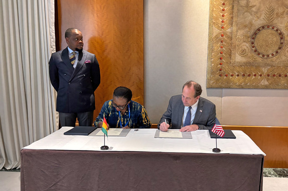 USPTO Director Squires and head of the Ghana Industrial Property Office sign an Accelerated Patent Grant agreement.