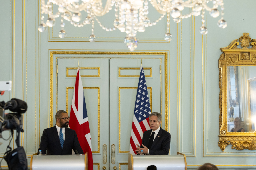 Secretary Blinken and UK Foreign Secretary Cleverly speak from two podiums. 