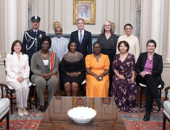  Secretary Blinken poses at the State Department with this year’s Trafficking in Persons Report Heroes. 