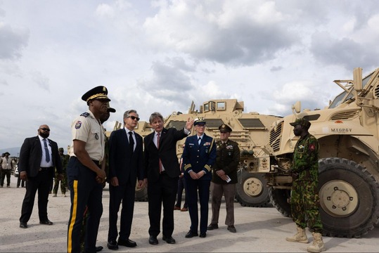 Secretary Blinken with MSS Force Commander Otunge and HNP Director Rameau at Toussaint Louverture Airport in Port-au-Prince. (Photo by Chuck Kennedy)