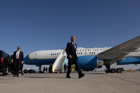 Secretary Blinken walks on the tarmac of Aqaba airport, Jordan. (Official State Department photo by Chuck Kennedy)