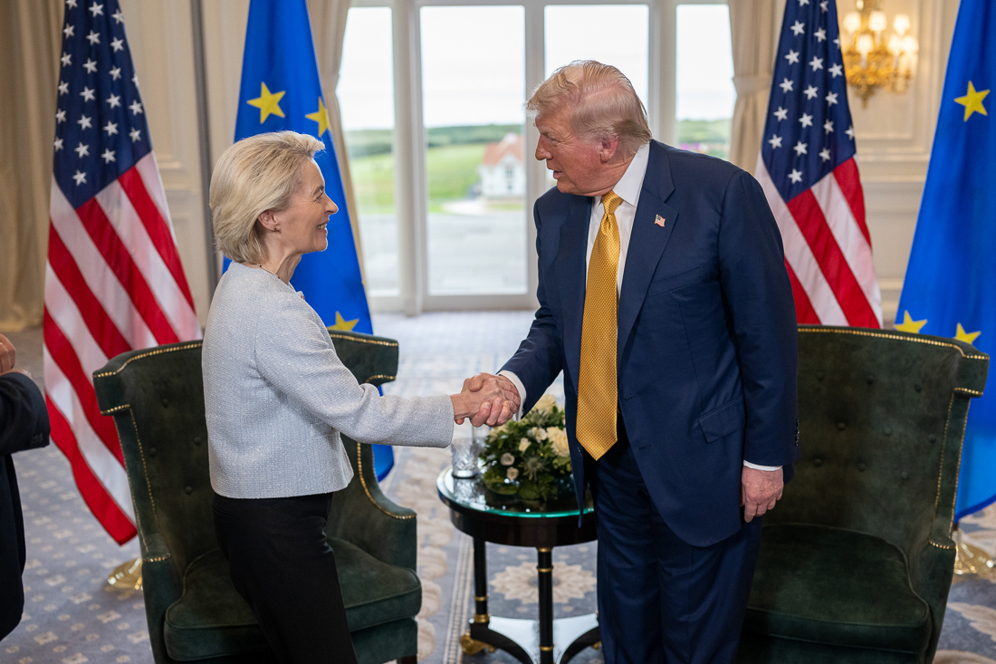 President Trump shaking hands with President of the European Commission Ursula von der Leyen (White House/Daniel Torok)