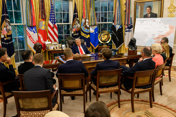  President Trump sitting at a desk in the Oval Office with European leaders in front of him. (White House/Daniel Torok)