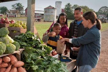 A Veteran and his family shop for foods rich in vitamins and nutrients.