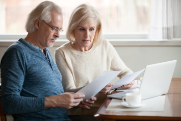 A Veteran and their spouse printing out HealtheLiving Assessments