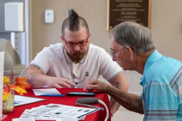 VA staff helps a Veteran create their sign in account