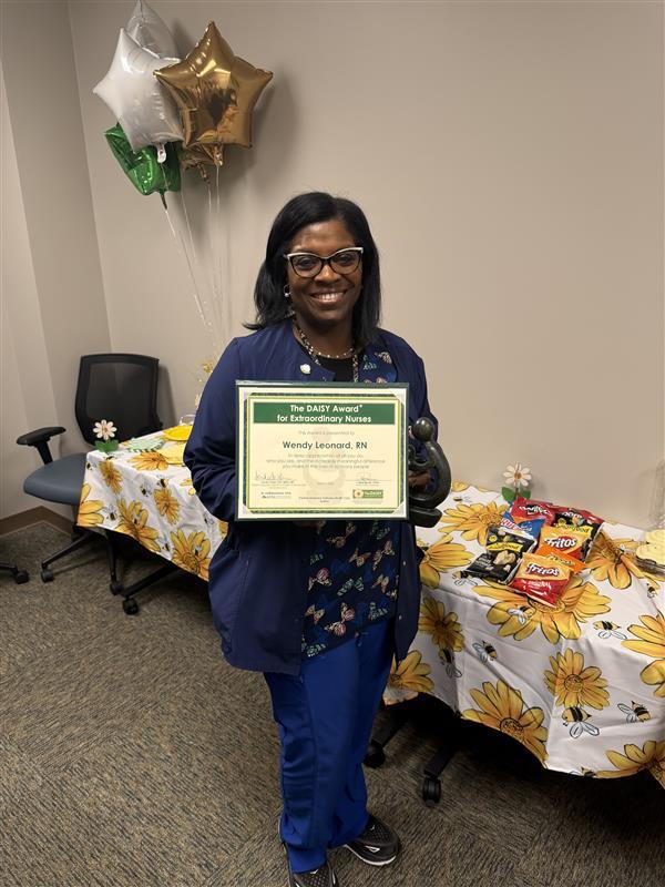 Registered Nurse Wendy Leonard is recognized with the DAISY Award.