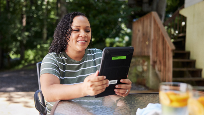 A woman manages her appointments on a tablet