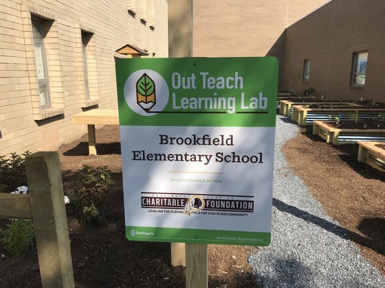 Sign that says "Brookfield Learning Lab"