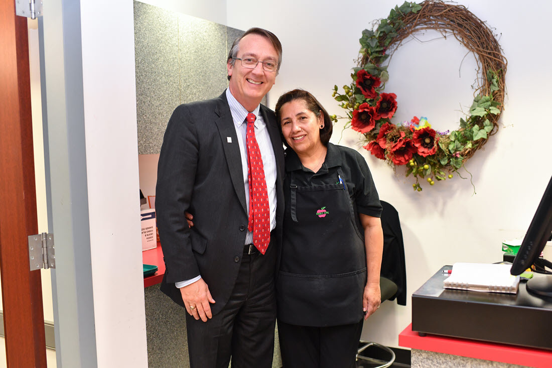 Carmen Saravia, food services staff member at Gatehouse Administration Center, with Superintendent Brabrand