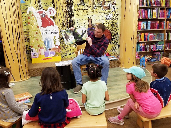 Principal Taylor reads to students at bookfair