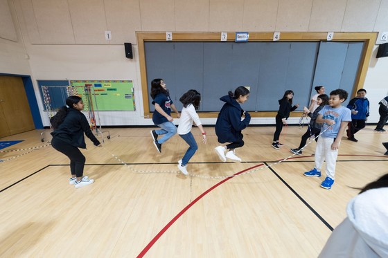 Sixth graders jump roping at PE