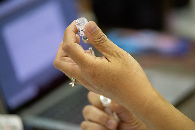 Preparing a needle for a vaccination