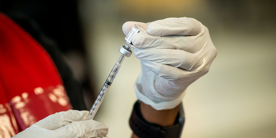 Preparing a needle for a vaccination