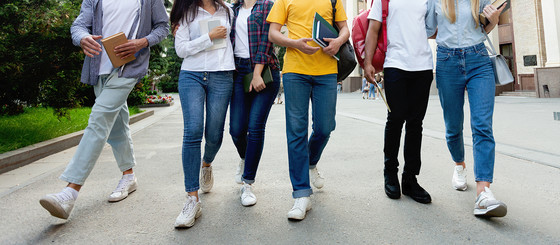 Group of teenagers walking.