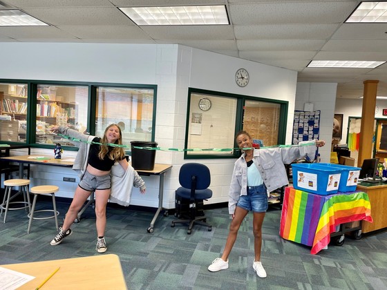 Kids sharing their paper chain