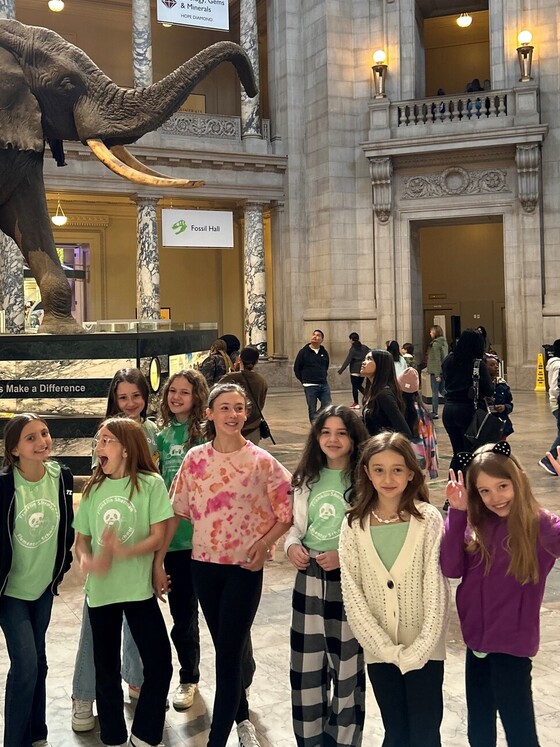 picture of 5th graders at the natural history museum
