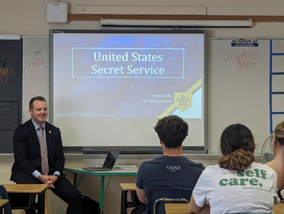 Secret Service agent presenting to students